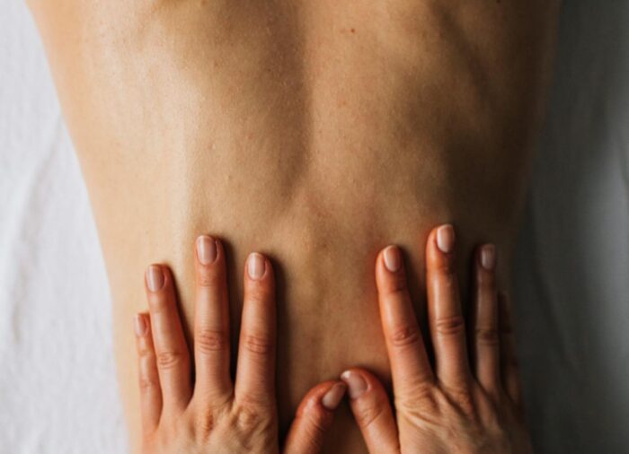 Pattanás a háton: miért alakul ki, és mit tehetsz ellene?